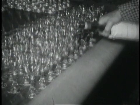 20世纪50年代蒙太奇男子准备葡萄酒品尝/洛杉矶，加利福尼亚，美国视频素材