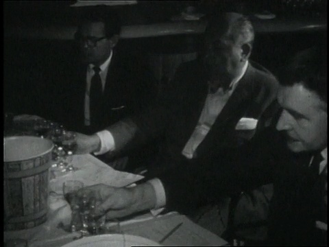 20世纪50年代蒙太奇男子参加葡萄酒品鉴活动/洛杉矶，加利福尼亚州，美国视频下载