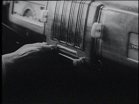 1945蒙太奇人们使用不同的收音机/美国视频素材