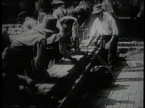 1926年6月，蒙太奇欧内斯特维克内尔非常迅速地为道路铺设砖块/盖尔斯堡，伊利诺伊州，美国视频素材