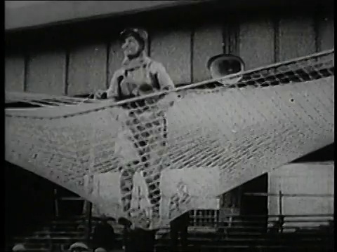 1929年，蒙太奇男子从大炮中被射出来，落在一个网/美国视频素材