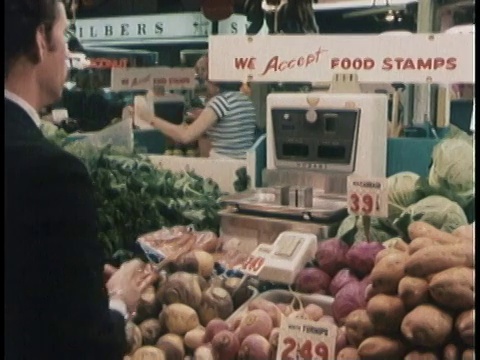 1978蒙太奇人们选择按重量购买农产品/美国视频素材