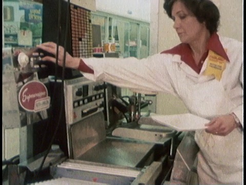 1978蒙太奇包装肉类的超市工人/美国视频素材