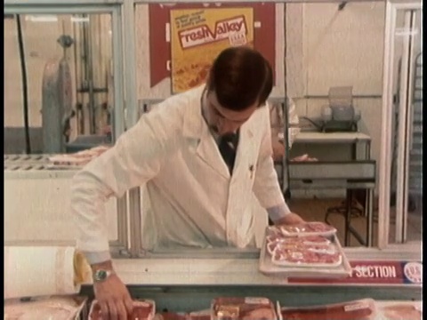 1978蒙太奇处理肉类包装的超市工人/美国视频素材