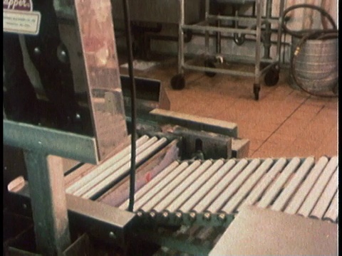 1978蒙太奇，一名超市工作人员称肉包，并将它们从传送带上滑下来视频素材