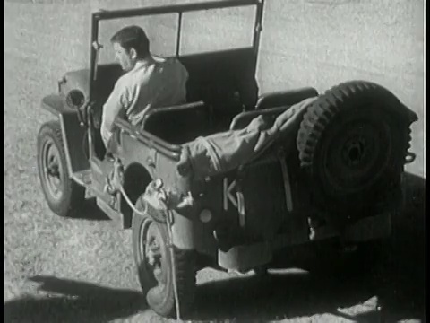 1943蒙太奇吉普车拉着滑翔机飞上天空/美国视频素材