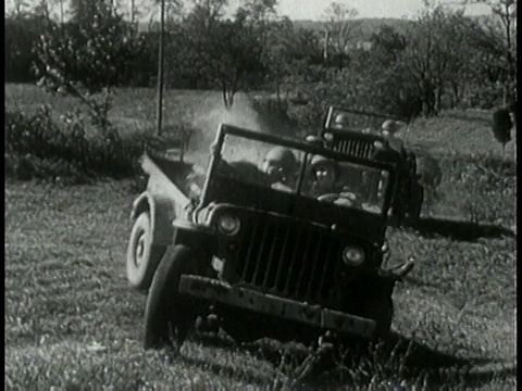 1943年，蒙太奇吉普车在崎岖的地形上行驶，拉着货车/美国视频素材
