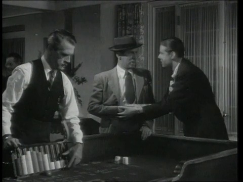 1948蒙太奇男子掷骰子游戏/视频素材