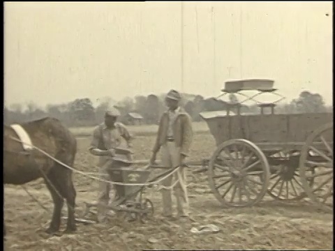 1940年蒙太奇农民使用工具在土壤上工作/博利吉，阿拉巴马州，美国视频下载