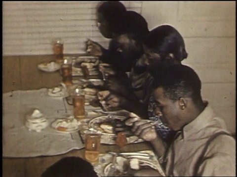1940年蒙太奇家庭在一张大桌子上吃饭/美国阿拉巴马州波利吉视频素材