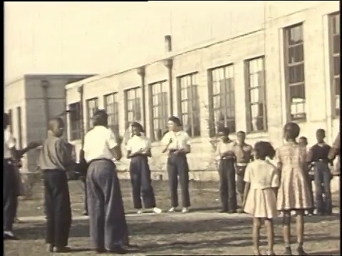 1940蒙太奇年轻妇女与男孩和女孩玩游戏/美国视频下载