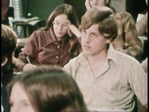 1973年蒙太奇高中数学课上，老师VO讲述了如何难以保持青少年/美国的注意力视频下载