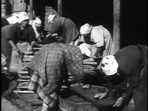 1940年代日本农村的农场工人制作手工艺品视频下载