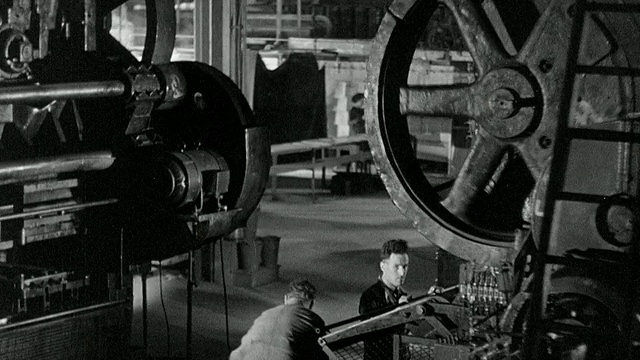 1945年，英国西米德兰兹考文垂工业工厂机械，工人们骑着托盘卡车视频下载
