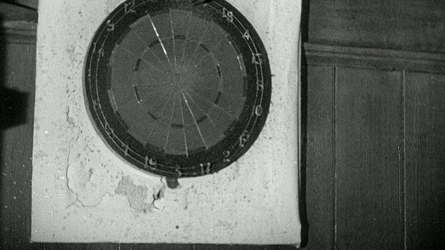 1937年蒙太奇村民玩飞镖/英国埃塞克斯视频下载