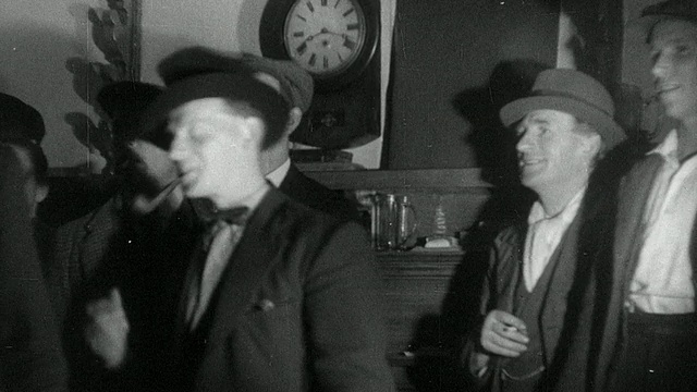 1937年，英国埃塞克斯的一家乡村酒吧里，顾客们在玩飞镖、喝酒视频下载