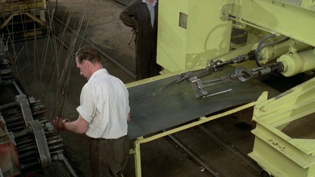 1969蒙太奇工厂工人为英国铁路/英国制造零部件视频下载