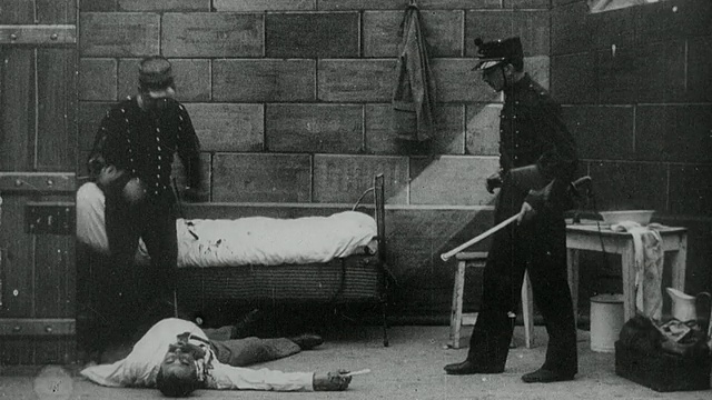 1899年，男子在监狱中自杀视频下载
