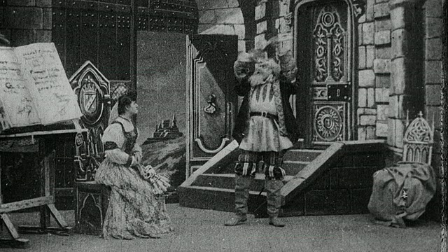 1901年白宫高官出门，把锁着的房间的钥匙交给妻子，她在小丑的催促下打开了房间，走了进去视频下载
