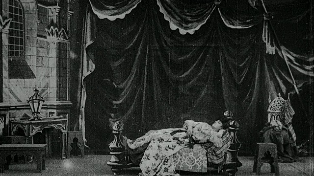 1901年，妻子梦见她在锁着的房间里发现的女人的身体，而小丑在周围跳舞视频下载