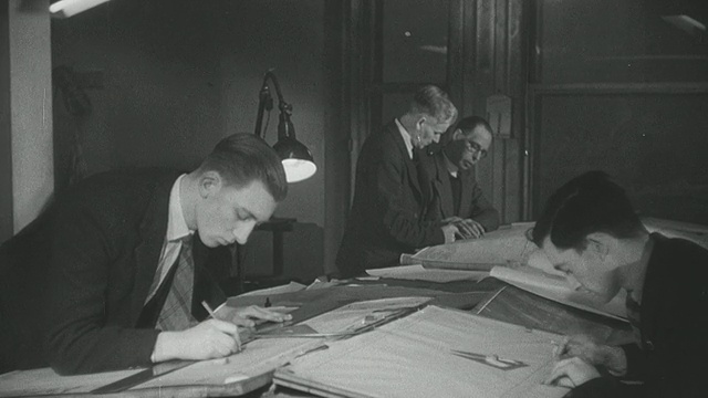 1946年蒙太奇土木工程师和建筑师在办公室/英国起草视频下载