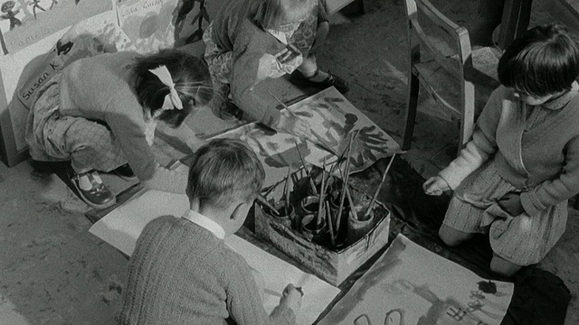 1960蒙太奇，一年级学生在教室画画/英国视频素材