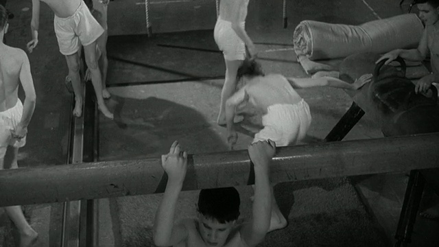 1960年英国学生学习体操视频素材