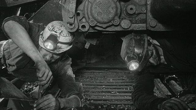 1964年英国煤矿维修工人大修动力装载机视频下载
