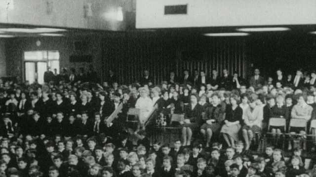 1962年，学生和教师在英国伦敦荷兰公园学校/肯辛顿集会视频下载