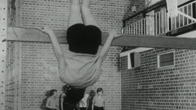 1962蒙太奇学生在荷兰公园学校练习体操和打篮球，英国伦敦视频下载