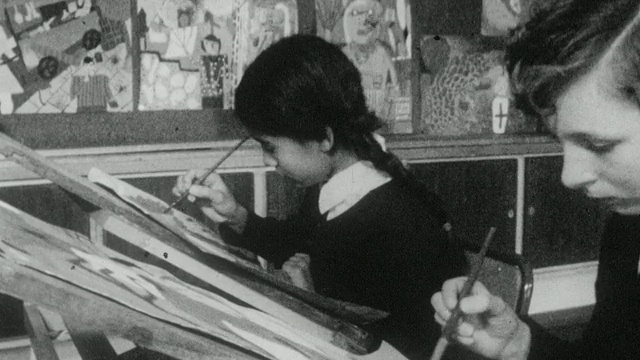 1962蒙太奇学生在荷兰公园学校美术课上画画，英国伦敦视频下载