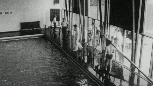 1962年，英国伦敦，蒙太奇男孩在荷兰公园学校游泳池游泳，享受户外美食视频下载