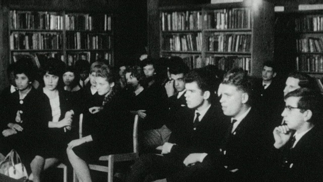 1962年，PAN学生在英国伦敦Holland Park学校参加辩论社团视频素材