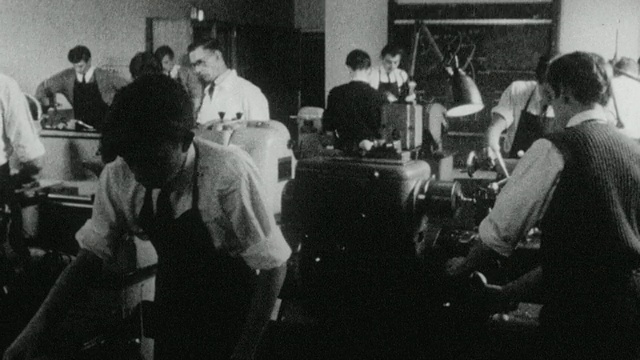 1962年，英国伦敦，MONTAGE学生在荷兰公园学校学习如何铸造模具视频下载