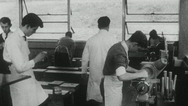 1962年，蒙太奇学生在荷兰公园学校/肯辛顿，英国伦敦，手工班完成项目视频下载