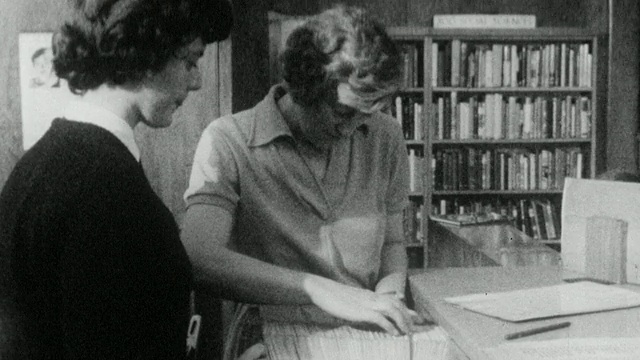 1962蒙太奇学生在Thorpe Lodge学习和使用图书馆在荷兰公园学校/肯辛顿，英国伦敦视频下载