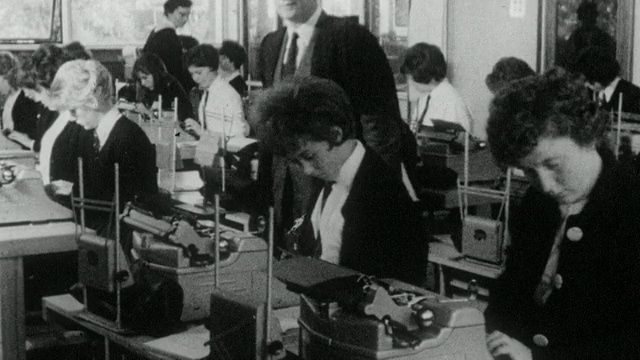 1962年蒙太奇学生在荷兰公园学校/肯辛顿，英国伦敦学习打字视频下载