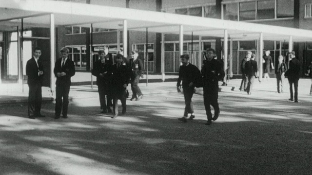 1962年，蒙太奇学生在大厅和荷兰公园学校/肯辛顿，英国伦敦视频下载