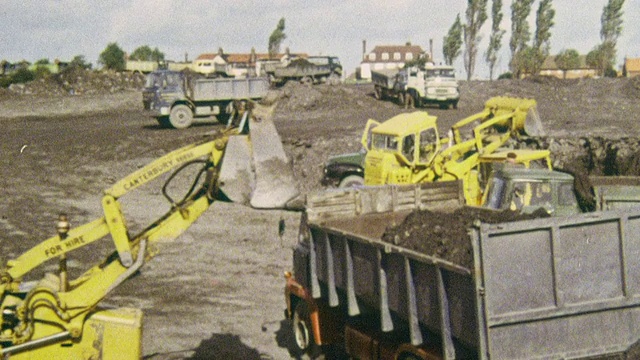 1969年，蒙太奇推土机清除chichlet煤矿/拉姆斯盖特黑色页岩废弃物，英国肯特郡视频下载