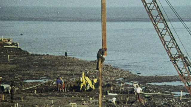 1969年，英国肯特郡佩格韦尔湾拉姆斯盖特气垫码头建造期间，蒙太奇起重机将垂直立管放置到位视频下载