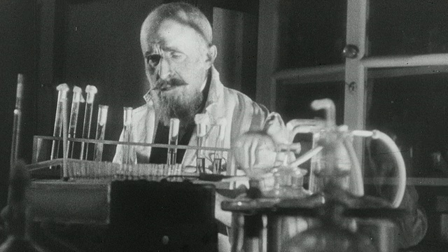 1941年再现:埃米尔·冯·贝林医生在他的办公室和实验室中发现了一种使用抗毒素治疗白喉的方法/英国视频下载