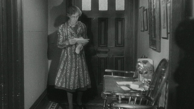 1941年蒙太奇母亲被告知她的孩子需要接种白喉疫苗/英国视频素材