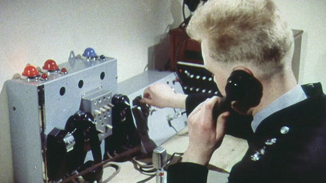 1962年，在冷战训练演习中，蒙太奇自动系统向全国各地传送空袭警报信息视频下载