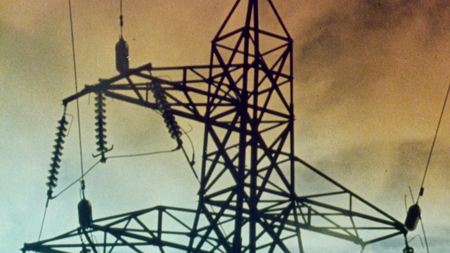 1983年蒙太奇核电站冷却塔和电力线路对日落/英国视频下载