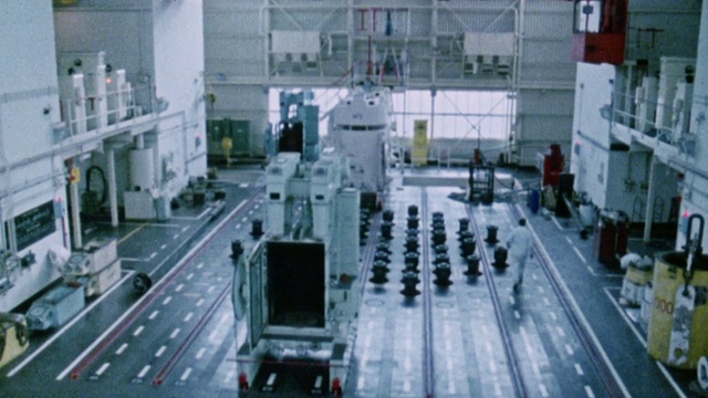 1983蒙太奇科学家控制和工作在核电厂的不同部门和功能，包括在保护区内的机械臂/英国视频下载