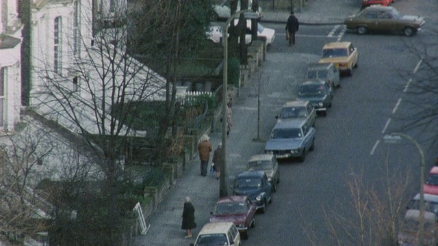 1983年，英国伦敦肯特镇儿童玩耍和行人行走的蒙太奇街景视频下载