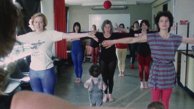 1983蒙太奇锻炼者在教室里锻炼，几个孩子在周围跑步/英国伦敦视频下载