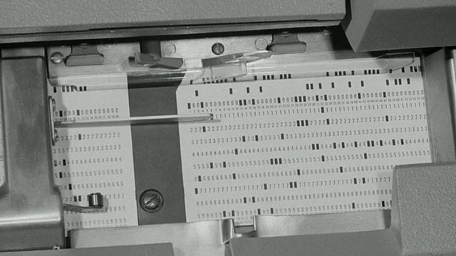 1969蒙太奇主机和技术人员处理计算机穿孔卡/英国视频下载