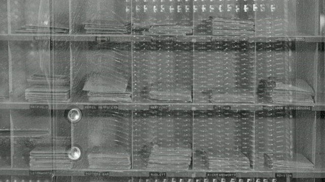 1969蒙太奇电脑技术人员将打孔卡分类到架子上，并将其他卡片归档在电脑储藏室/英国视频下载