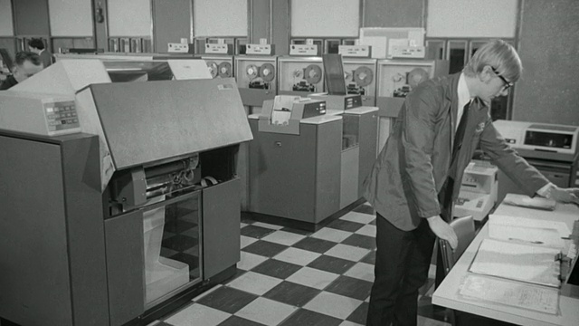 1969蒙太奇计算机实验室，工人关闭打印机，然后数据表打印/英国视频下载